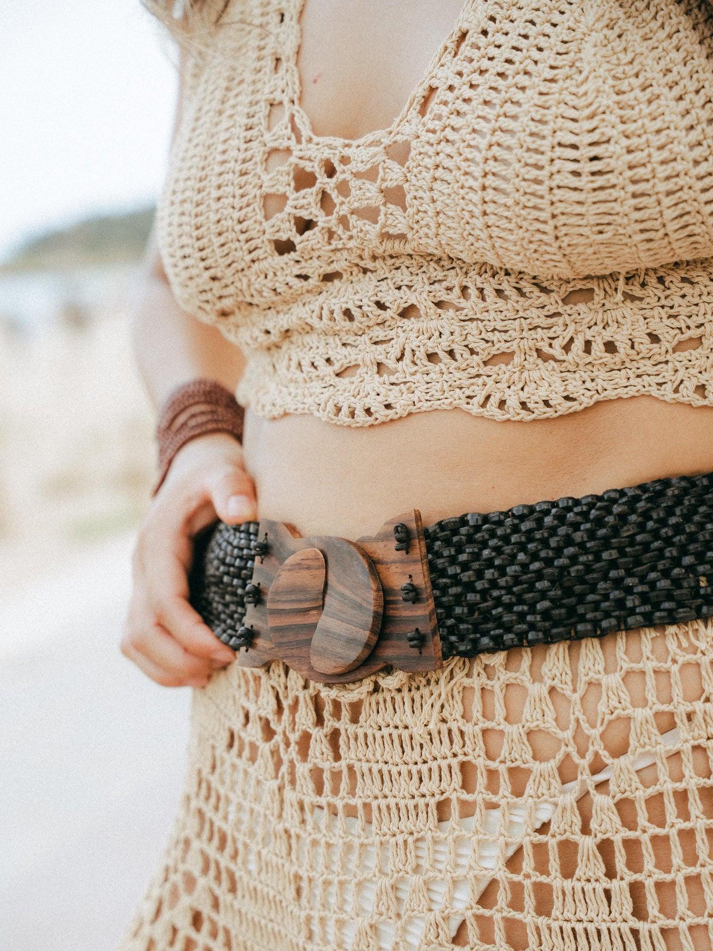 Cinturón tejido con cuentas de coco, hecho a mano en Bali, accesorio bohemio trenzado para festivales de playa.